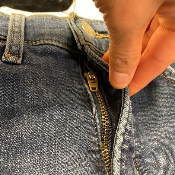 LEVI’S 314 shaping straight woman’s jeans. They are a size 28 - Picture 10 of 16